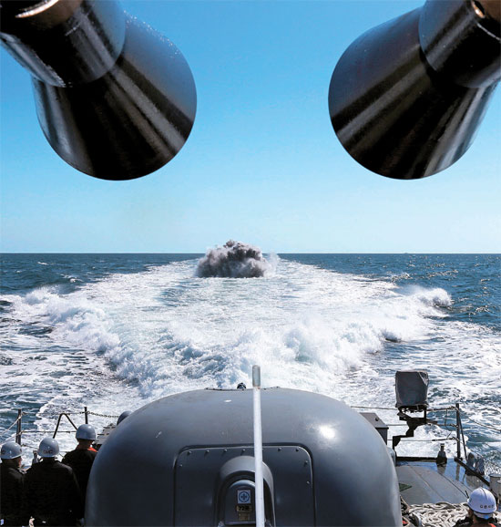２４日、海軍２艦隊司令部が西海の徳積島近海で海上機動演習を実施した。浦項級コルベット艦「新興」から対潜爆雷が投下されている。（写真＝共同取材団）