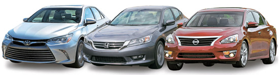 トヨタ・カムリ（左）、ホンダ・アコード（真ん中）、日産アルティマ（右）はすべて世界で愛される代表的な日本車の中型セダン。故障のない信頼度と優秀な燃費は共通しているが、個性はそれぞれ違う。（写真＝各企業）