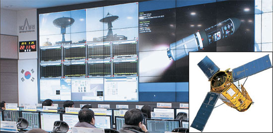 大きい写真は大田（テジョン）韓国航空宇宙研究院地上局で２６日、多目的実用衛星３Ａ（アリラン３Ａ）号の打ち上げ過程を見守っている研究員の様子。小さい写真はアリラン３Ａの宇宙飛行の様子を描いた想像図だ。（写真提供＝韓国航空宇宙研究院）