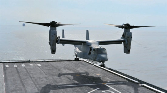 ２６日、韓国揚陸艦「独島」に着陸している米海兵隊輸送機ＭＶ－２２オスプレイ。（写真提供＝韓国海軍）