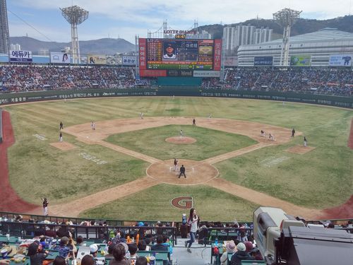 韓国プロ野球開幕戦５試合に９万３７４６人のファンが殺到した。