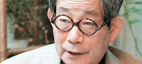１９９４年にノーベル文学賞を受賞した作家・大江健三郎氏。６０年の文学人生を決算する「晩年の作業」にあたる長編作品『水死』を最近、韓国内で出版した。（写真＝中央フォト）