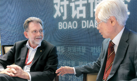 ボアオアジアフォーラムで会いアジアの未来を討論するヒュー・ホワイト教授（左）と中央日報の金永熙論説委員。ホワイト教授はオーストラリアの中国と国際戦略問題専門家だ。