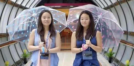 大西洋を挟んで別々の環境で２５年間離れて暮らしてきた２人の姉妹は、鏡の中の自身をのぞき見るように似ていた。左が韓国系フランス人のアナイス・ボルディエさん、右が韓国系米国人のサマンサ・フッターマンさん。（写真＝インターネットキャプチャー）