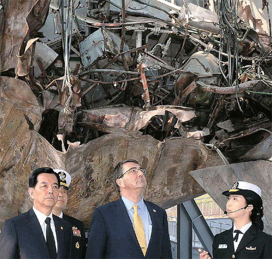 北朝鮮の魚雷攻撃で沈没した韓国哨戒艦「天安」を見る韓民求（ハン・ミング）国防長官（左）とカーター米国防長官（左から３人目）