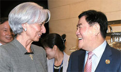 崔ギョン煥（チェ・ギョンファン）副首相（右）が１６日、米ワシントンで国際通貨基金（ＩＭＦ）のラガルド専務理事と会談した。（写真＝企画財政部）