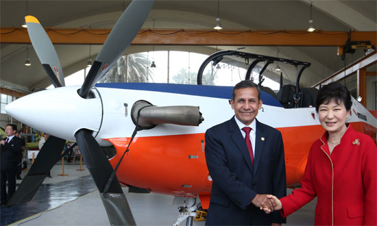 朴槿恵（パク・クネ）大統領が２１日午前（現地時間）、ペルーのリマにあるラス・パルマス空軍基地で開かれた「韓国訓練機共同生産記念式」にオジャンタ・ウマラ大統領と並んで参加し、ペルー政府と韓国航空宇宙産業（ＫＡＩ）が現地で初めて共同生産した訓練機（ＫＴ－１Ｐ）の初飛行を祝った。