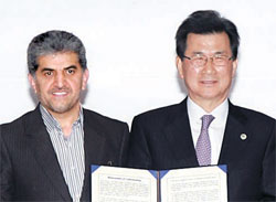 李始鐘（イ・シジョン）知事が２７日、イランのコダドゥストゥ福祉次官（左）と了解覚書を締結している。（写真＝忠北道）