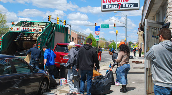 地域住民とボランティアメンバーが暴動の中心地付近にある「ワンダーランドリカーショップ」を清掃して出てきたごみを車に乗せている。