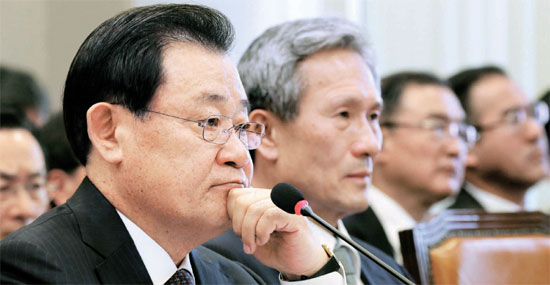 李丙ギ（イ・ビョンギ）大統領秘書室長（左）。右は金寛鎮（キム・グァンジン）国家安保室長。