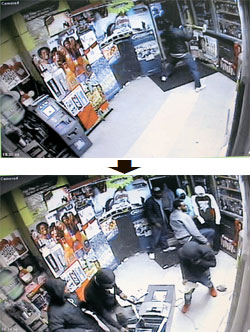 先月２７日略奪犯が、ボルティモアで韓国人が経営している酒類小売店に侵入するためにハンマーでドアを壊している（写真上）、開いたドアから店に侵入して商品を持ち出す略奪犯を店舗ＣＣＴＶカメラがとらえた（下）。
