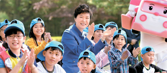 朴槿恵大統領が５日、離島の子供を含む小学生１７０人余りを青瓦台の緑芝園に招待した。（写真＝青瓦台写真記者団）