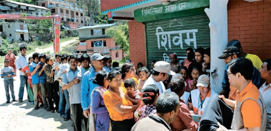 ３日、ネパールのサラスワティスタンの住民が列をつくってワールドビジョンの救援物資を受けている。