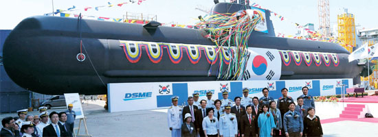 ７日、慶尚南道巨済の大宇造船海洋で最新鋭２１４級潜水艦「柳寛順」の進水式が行われた。同日、韓民求・国防部長官（前列中央）やチョン・ホソプ海軍参謀総長（前列左から３人目）らの軍幹部も出席した。