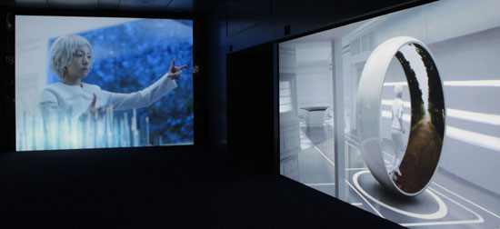 美術展を開くのが難しい場所と言われてきたヴェネツィア・ビエンナーレ韓国館の円筒形ガラスの建物を十分に活用し、ＬＥＤパネルで外からでも見られる映像を展示した。６日に開幕したムン・ギョンウォン、チョン・ジュンホの「縮地法と飛行術（Ｔｈｅ Ｗａｙｓ ｏｆ Ｆｏｌｄｉｎｇ Ｓｐａｃｅ ＆ Ｆｌｙｉｎｇ）」でイム・スジョン（演技）、チョン・グホ（衣装）と協業した。（写真＝韓国文化芸術委員会）