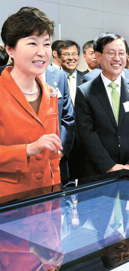 １１日、江原創造経済革新センターの発足式に出席した朴槿恵大統領。右側はネイバーの金相憲代表理事。（写真＝青瓦台写真記者団）
