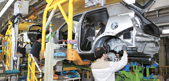 双竜自動車平沢工場の従業員が小型ＳＵＶ「ティボリ」の車体を組み立てている。下半期中にティボリのディーゼルモデルも発売する。（写真＝双竜自動車）
