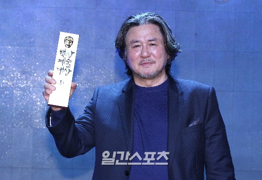 ２６日、ソウル慶煕大学平和の殿堂で行われた第５１回百想芸術大賞授賞式で大賞を受賞してポーズを取っている俳優のチェ・ミンシク。