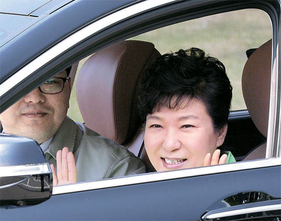 自律走行車に試乗する朴大統領。（写真＝青瓦台写真記者団）