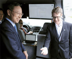 黄昌圭ＫＴ会長がスウェーデン・ストックホルムのエリクソン本社を訪問し、移動中の車内で５Ｇ基地局間の同時伝送技術を試演するのを参観した。（写真＝ＫＴ）