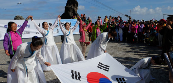 ６日、島の船着き場で独島が韓国の領土であることを告げる舞踊「天告独島韓領」公演を行った韓国踊り協会の会員ら。