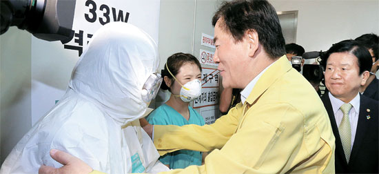 ９日、 崔ギョン煥首相代行（右から２人目）が大田の建陽大学病院隔離病棟を訪れ、医療スタッフを激励している。 右は新政治民主連合の朴炳錫（パク・ビョンソク）議員。