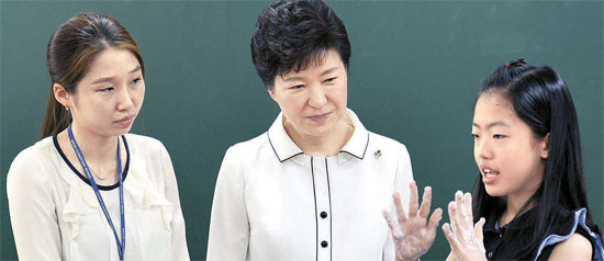 １６日午前、ソウル逸院洞の大母小学校を訪れてＭＥＲＳ予防のための手洗い実習授業を参観している朴大統領（中央）。
