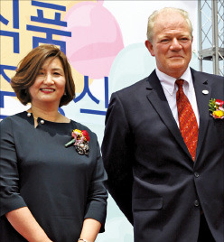 ドンハク食品の新工場竣工式に出席したケ・ナンギョン・ドンハク食品社長（左）とトム・モシュ・ミニメルツＣＥＯ。（写真＝ドンハク食品提供）