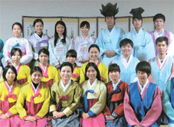 ２０１３年１１月、韓国での学期中、韓日中の学生たちは韓服を着て韓国の礼儀も学んだ。（写真＝東西大）