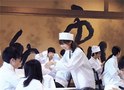 ３国の学生たちは各国の文化体験もした。２０１３年に日本で料理の授業を受けている様子。（写真＝東西大）