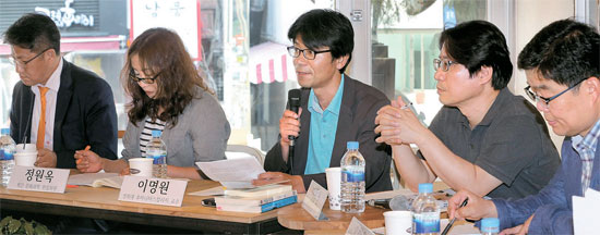 小説家の申京淑（シン・ギョンスク）氏の不明瞭な盗作謝罪への批判世論が激しい。写真は２３日午後ソウルキリスト教芸術実験センターで開かれた文化連帯・韓国作家会議の緊急討論会に参加したパネリストたち。