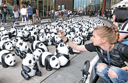 ２６日、釜山ロッテ百貨店光復店で行われた展示「パンダ１６００＋の世界旅行プロジェクト」。１６００は世界に残っている野生パンダの数を意味する。