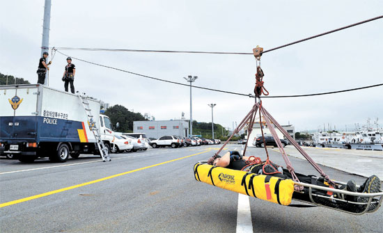 ２０日、釜山海洋警備安全署の駐車場で中央海洋特殊救助団が救助訓練を実施している。