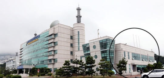 庁舎は釜山海洋警備安全署別館２階を臨時として借りている（写真黒丸の中）。