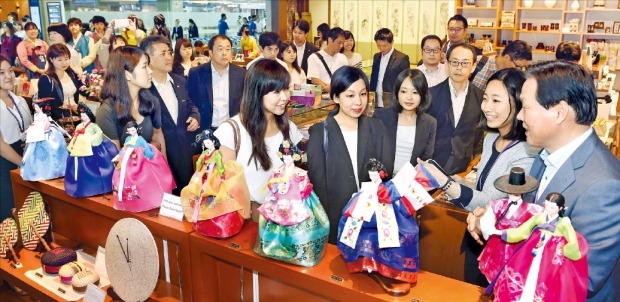 パク・ワンス仁川（インチョン）国際空港公社社長（写真右）は２１日、日本の主要５地域の旅行会社代表団らを招いて韓国旅行の安全性を強調した。