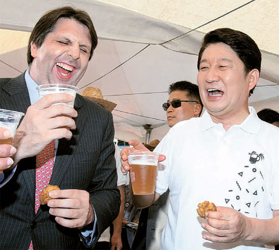 ２２日、大邱頭流公園野球場で開かれた「２０１５大邱チメクフェスティバル」でビールを楽しんでいるマーク・リッパート駐韓米国大使（左）。右はクォン・ヨンジン大邱市長。