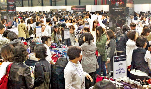 ロッテ百貨店は２３日から４日間、京畿高陽市の韓国国際展示場（ＫＩＮＴＥＸ）で大規模な在庫一掃セールをする。写真は４月にソウル大峙洞「ＳＥＴＥＣ」で開かれた「ブラックショッピングデー」イベント。（写真＝ロッテ百貨店提供）