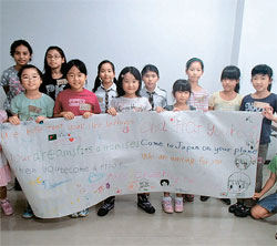 大型の「希望の手紙」を持っている日本の子供たち。