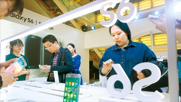 中国の消費者が北京市の大悦城デパートでサムスン電子のギャラクシーＳ６とギャラクシーＳ６エッジを見ている。（写真＝韓国経済ＤＢ）