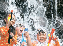 ６日、気温が３９．３度まで上がった慶尚北道永川の稚山（チサン）渓谷で子供たちが水遊びをしている。