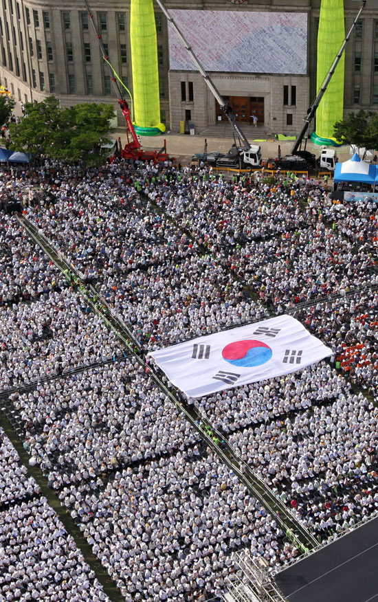 ９日、ソウル広場でプロテスタント信徒およそ１０万人（警察推算）が「平和統一祈祷会」を開いた。