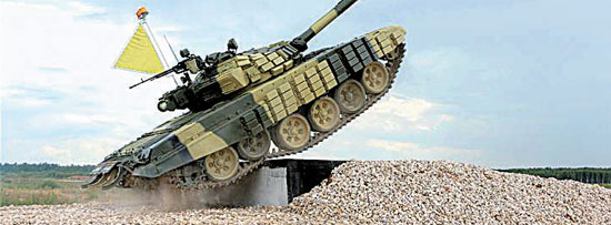 戦車バイアスロン競技に参加したインドの戦車が障害物を越えている。（写真＝国際軍事競技大会ホームページ）