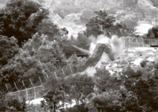 北朝鮮が埋めた木箱入り地雷が４日、キム下士官が踏んだ直後に爆発している。（写真＝国防部）