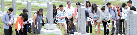 １１日、国立大田顕忠院を訪れた独立有功者の子孫が墓地を参拝している。