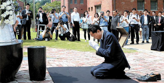 １２日午後、鳩山由紀夫元首相がソウル西大門刑務所の追悼碑の前でひざまずいて黙祷している。