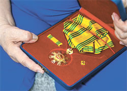 金君子さんが昨年１２月に受けた国民勲章（冬柏章）。