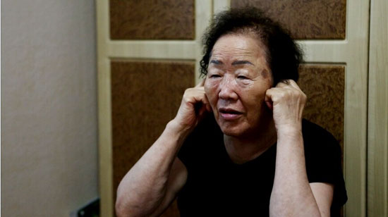 李容洙（イ・ヨンス）さんは「慰安所で電気拷問にあった時に『お母さん～』とどれほど大きな声を出したのか、耳をふさいでも今もその声が聞こえる」と話した。