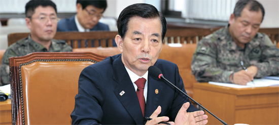韓民求（ハン・ミング）国防長官が２６日、国会国防委員会全体会議に出席し、議員の質問に答えている。韓長官は南北軍事危機事態に関し、「軍は敵の脅威レベルを見て警戒態勢を弾力的に調整する」と述べた。