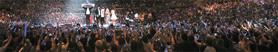 今月初めに米ロサンゼルスで開かれた韓流コンサート「ＫＣＯＮ２０１５」はほぼ満員となり、観客の９０％以上が米国人だった。（写真＝ＣＪ　Ｅ＆Ｍ）