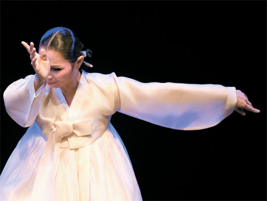 ２５日午後、ソウルテヘラン路「韓国文化の家」（ＫＯＵＳ）で行われた「火舞」舞台のでチョン・ミョンヒ氏が「ミンサルプリ舞」を踊っている。毎週火曜日、韓国の名舞踊が続く。